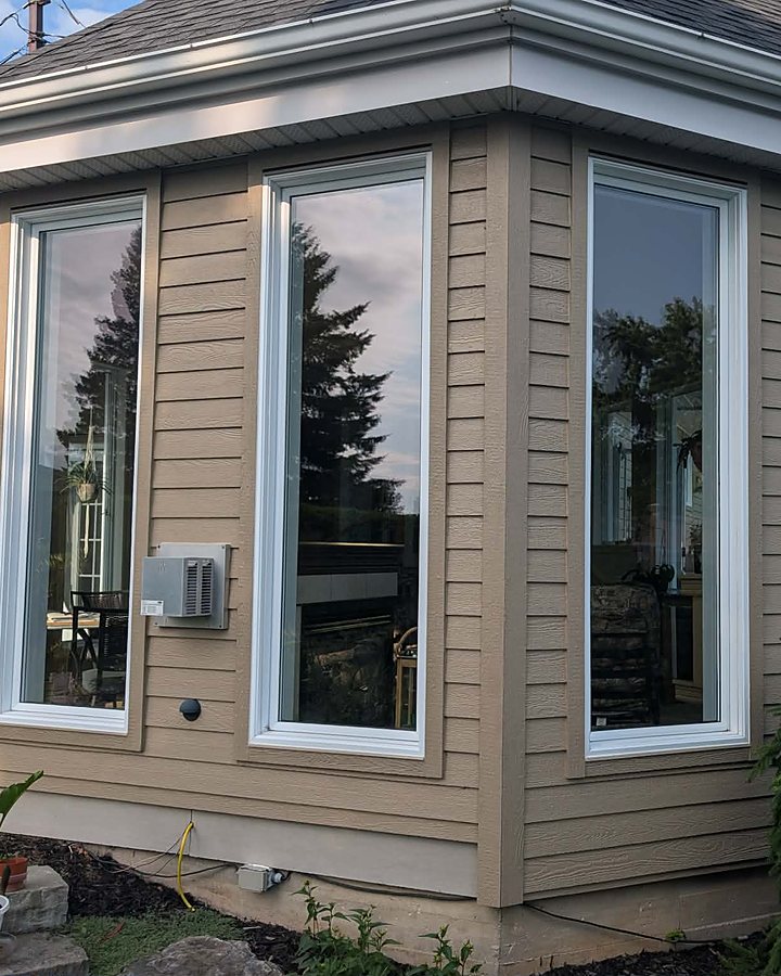 Solarium résidentiel aux grandes baies vitrées parfaitement propres après le passage d'OMAX
