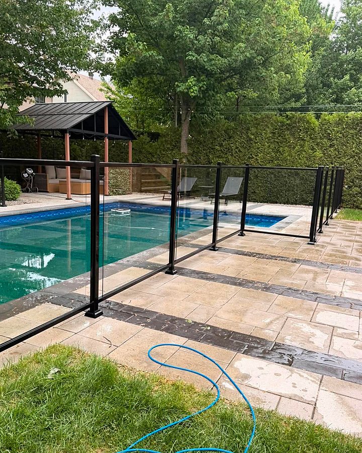 Terrasse en dalles et contour de piscine nettoyés à pression par OMAX