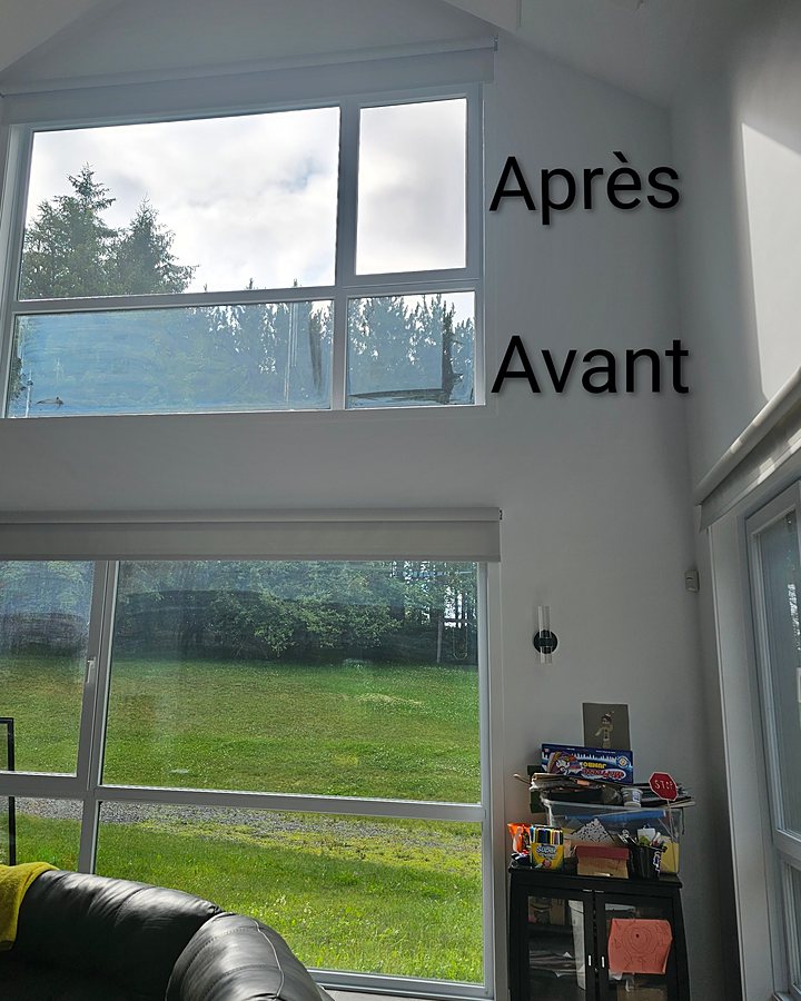 Intérieur résidentiel à plafond cathédrale : la partie haute de la fenêtre lavée par OMAX contraste avec la partie encore sale